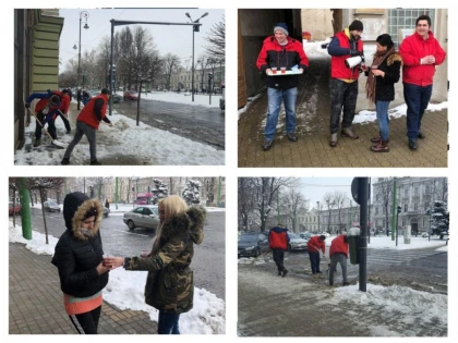 Tinerii din PSD Arad au deszăpezit trotuarele din centru