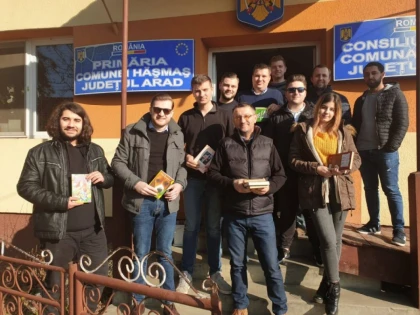 Tinerii liberali arădeni au dotat biblioteca din Hășmaș cu peste 1200 de cărți