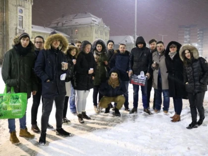 Tinerii liberali arădeni au împărțit ceai cald și mâncare oamenilor străzii