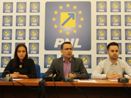 TINERII LIBERALI INVATA DE LA LIDERII LOR