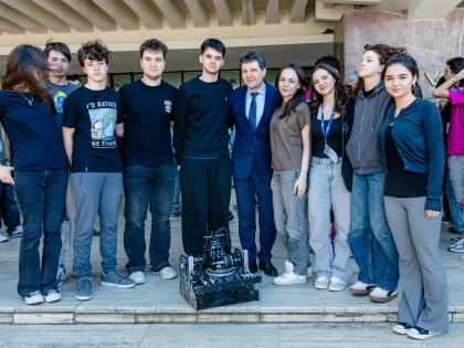 Tinerii români au dominat podiumul la o competiţie de robotică din SUA