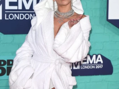 Ținută de vedetă. În halat de baie și cu prosop pe cap, la gala premiilor MTV Europe Music Awards