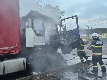 TIR în flăcări la Zerind. Intervenția pompierilor a salvat remorca și încărcătura