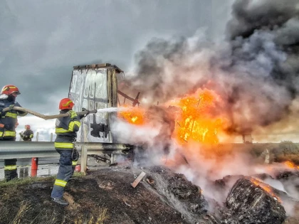TIR în flăcări pe autostrada Nădlac-Deva