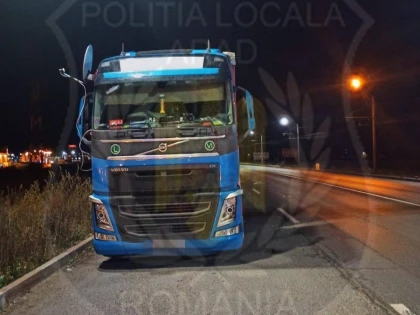 TIR-iştii au fost amendaţi pentru staţionarea pe drumurile publice