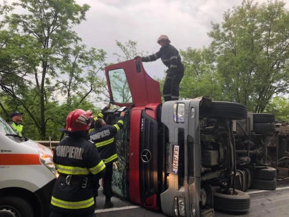 TIR răsturnat între Arad și Deva, pe DN 7. Șoferul a rămas blocat în cabină