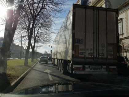 TIR-urile circulă ilegal chiar în centrul Aradului