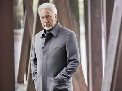 Tom Jones, în convalescenţă după o nouă operaţie de înlocuire de şold