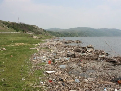 TONE DE GUNOI ADUSE DE VIITURI PE DUNARE, LA ORSOVA