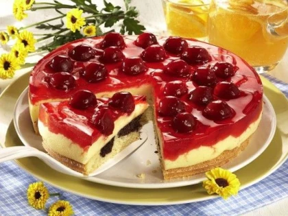 TORT CU CREMA DE BUDINCA DE VANILIE SI CIRESE
