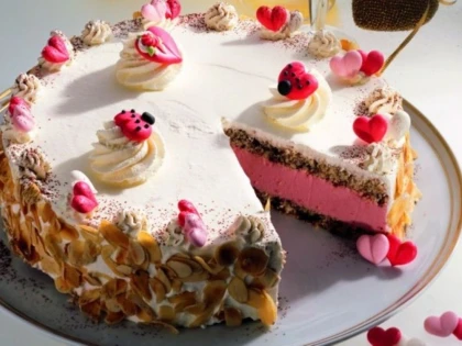 TORT CU FRISCA PENTRU ZIUA INDRAGOSTITILOR