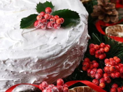 TORT CU FRUCTE DE PADURE SI CREMA DE SAMPANIE