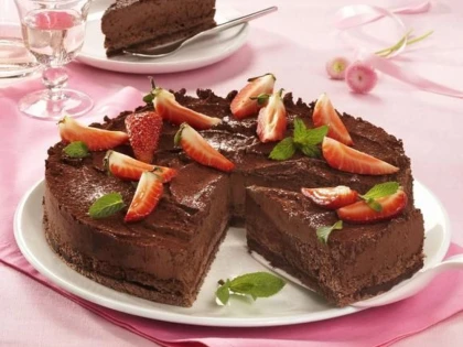 TORT DE CIOCOLATA CU CAPSUNI