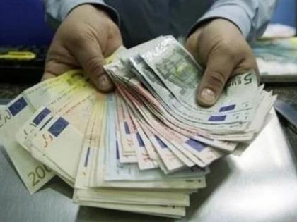 Tot mai multe state UE trec de la încurajarea plăților cu cardul la revenirea la cash