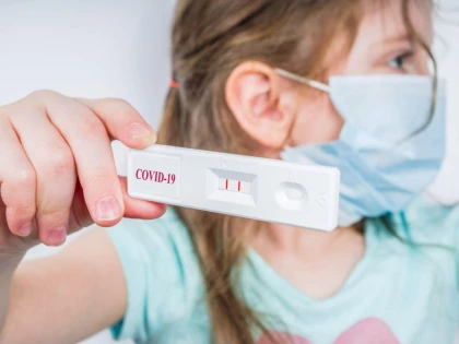 Tot mai mulți copii și adolescenți se îmbolnăvesc de coronavirus