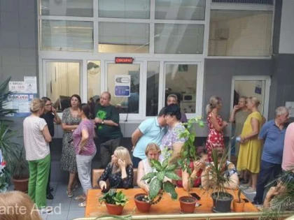 Toţi angajaţii de la Finanţe Arad au întrerupt lucrul şi protestează