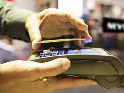 Toţi comercianţii români sunt obligaţi să accepte plata cu cardul. Legea a intrat în vigoare