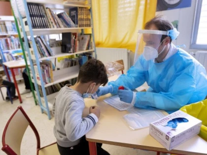 Toți elevii, preșcolarii și angajații din școli, inclusiv personalul nedidactic, vor face teste de salivă de două ori pe săptămână