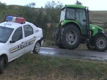 TRACTORUL PRIMARULUI DE FELNAC A „ŞIFONAT“ MAŞINA POLIŢIEI