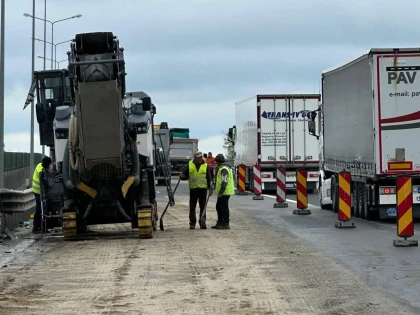 Trafic restricționat pe autostrada A1, la Arad, după accidentul cu două TIR-uri. Se frezează și se reasfaltează carosabilul