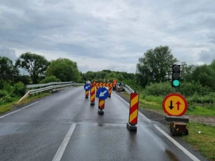 Trafic restricționat pe DN 7, la Săvârșin. Circulația este dirijată cu semafor temporar