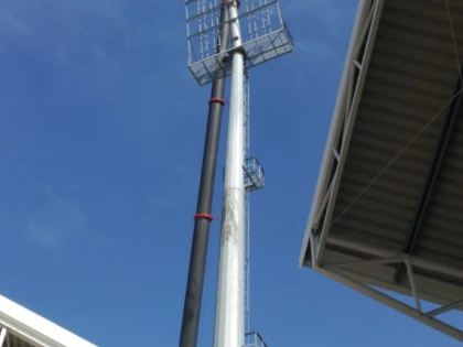 Trafic restricţionat pe strada „Fraţii Neumann”. Se montează nocturna la stadionul UTA