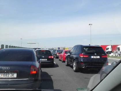 Trafic ridicat la granița cu Ungaria. Poliția de frontieră suplimentează personalul în vămi