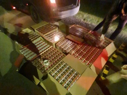 Traficant de țigări, prins de polițiștii din Curtici cu portbagajul plin de "marfă"