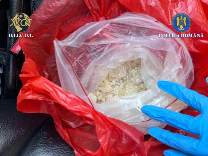 Traficant „săltat“ de polițiștii SCCO Arad, după ce a fost prins în flagrant cu un kilogram de „cristal”