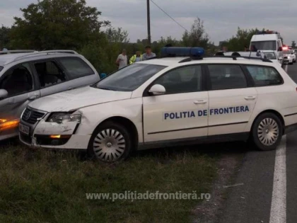 Traficanți de migranți opriți cu focuri de armă! Trei persoane sunt rănite