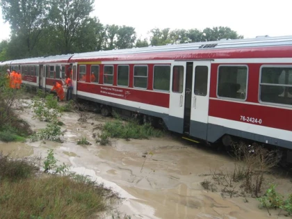 Traficul feroviar a fost oprit pe magistrala Arad - Deva. Un podeţ de cale ferată a fost luat de ape
