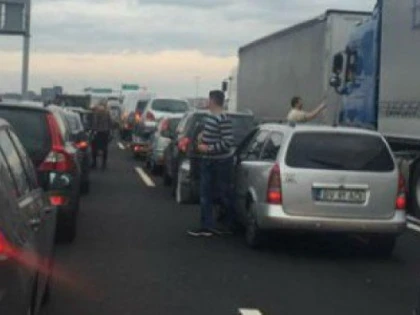 Traficul la intrarea în ţară prin Punctul de Trecere a Frontierei Nădlac II s-a triplat, în ultimele 24 de ore