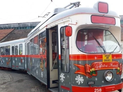 Tramvaiul lui Moș Crăciun se pune în mișcare