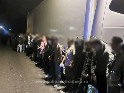 Transport de pepeni plin cu... refugiați! 39 de cetățeni străini au fost descoperiți într-un TIR, la Nădlac