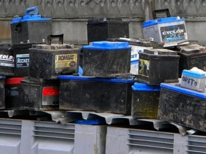 Transport ilegal de peste 8 tone de acumulatori, depistat de polițiști în Arad