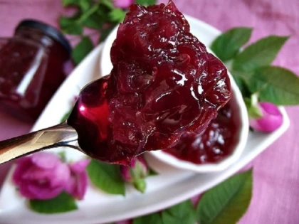 Trebuie să o încerci! Nimic nu se compară cu savoarea dulceței de trandafiri