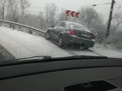 Trei accidente în Arad, din cauza zăpezii şi a poleiului
