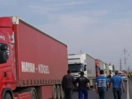 Trei afgani, ascunși în semiremorca unui TIR, depistaţi la P.T.F. Nădlac