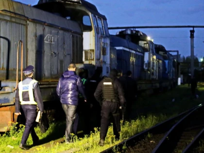 Trei arădeni au fost prinși în timp ce furau motorină dintr-o locomotivă