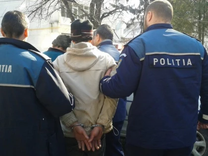 Trei arădeni au fost reținuți pentru lipsirea de libertate a unei tinere de 21 de ani