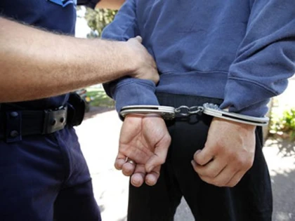 TREI BĂRBAȚI BĂNUIȚI DE FURT, REȚINUȚI DE POLIȚIE