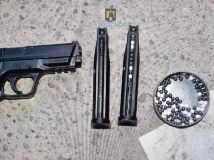 Trei bărbați înarmați au amenințat o familie din Arad