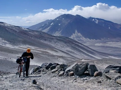 TREI BICICLIȘTI ROMÂNI VOR SĂ TRAVERSEZE DEȘERTUL ATACAMA