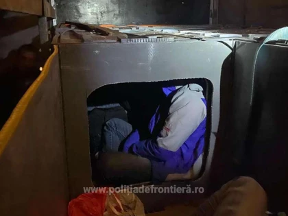Trei cetățeni din Sri Lanka au încercat să treacă ilegal în Ungaria, ascunși printre bagaje