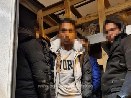 Trei cetățeni din Sri Lanka, depistaţi ascunşi în cabina unei autoutilitare la P.T.F. Nădlac II