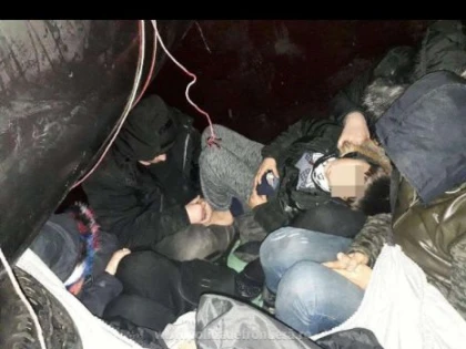 Trei cetăţeni străini depistaţi ascunşi la bagaje