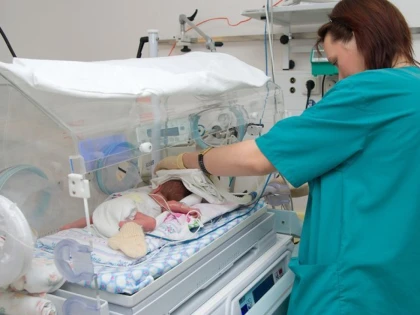 Trei din zece copii născuți în România sunt în afara căsătoriilor