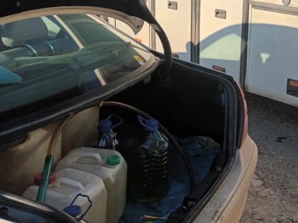 Trei hoţi au fost prinşi cu motorina furată de la un utilaj utilizat la reglarea şinelor, în portbagaj