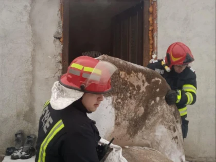 Trei incendii la gospodării din județ, provocate de instalațiile electrice și coșurile de fum