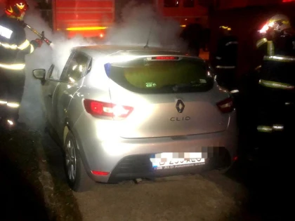 Trei incendii și o mașină în flăcări, într-o singură zi (foto)